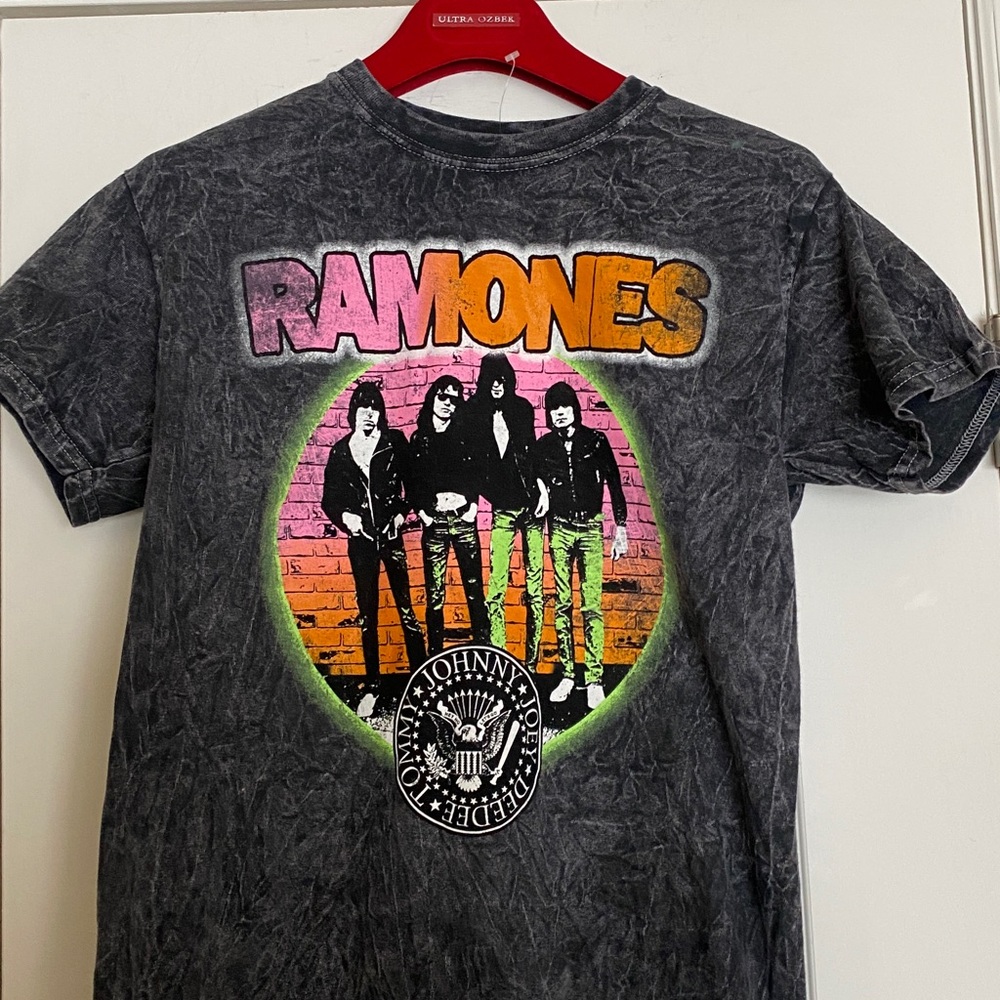 Ramones 💯 Cotton Unisex Band Tee New Never Used